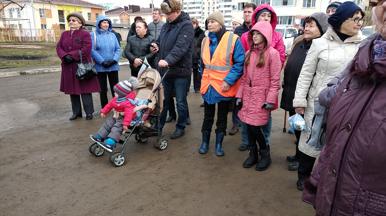 Глава города Евгений Первышов и глава Прикубанского округа Александр Журавлев заложили капсулу в знак старта строительства школы в Молодежном