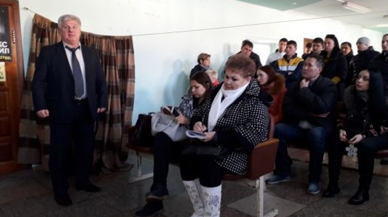 Жители Российского обсудили проблемы поселка совместно с сотрудниками администрации Калининского сельского округа