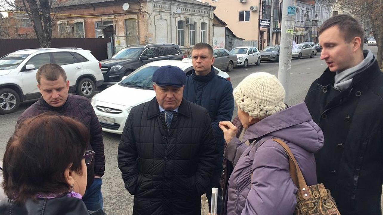 Первый заместитель главы Западного округа Сергей Косинков обсудил с жителями улицы Рашпилевской ситуацию с размещением контейнерных площадок.