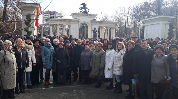 В День Героев Отечества глава администрации Прикубанского округа Александр Журавлев возложил цветы у памятника Александру Покрышкину