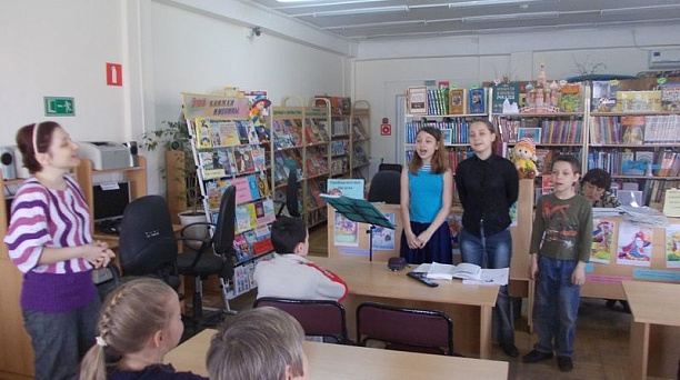 Музыкально-литературный час «Читай, отгадывай, смотри» прошел в детской библиотеке им. Чуковского