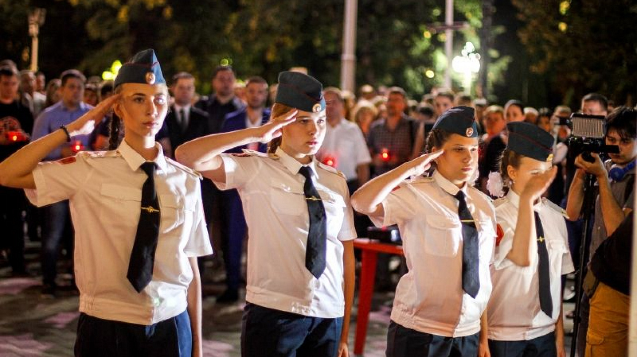 В Краснодаре сотни горожан приняли участие в гражданской акции «Свеча памяти»