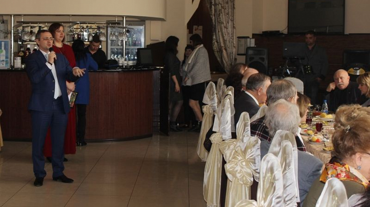 Первый заместитель главы администрации Центрального округа Сергей Громыко поздравил активистов с наступающим Международным женским днем