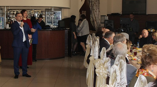 Первый заместитель главы администрации Центрального округа Сергей Громыко поздравил активистов с наступающим Международным женским днем