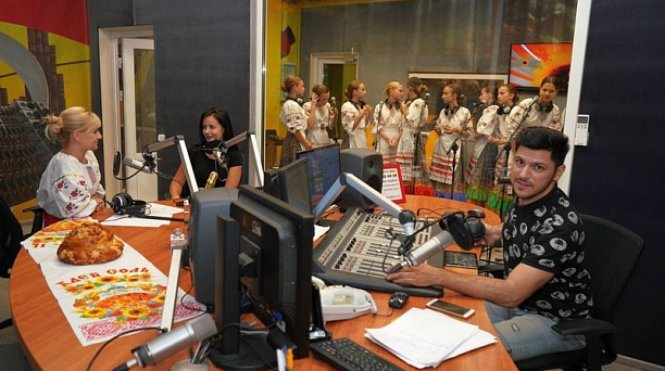 Юные вокалистки казачьей школы № 61 города Краснодара выступили на радио