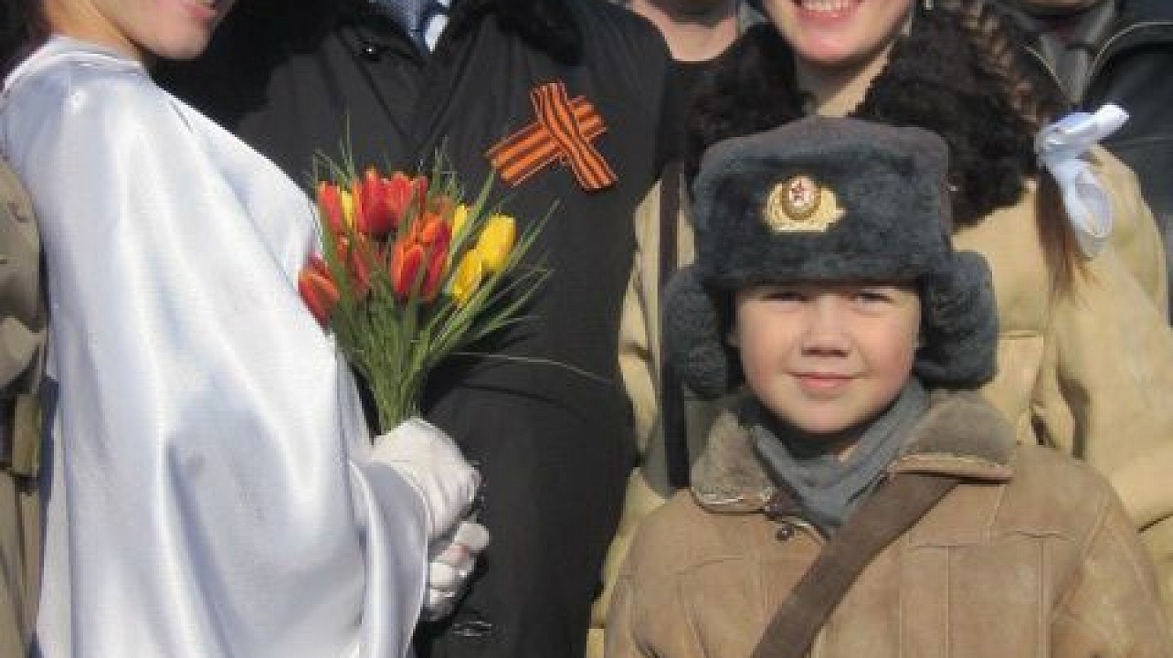 Учащему 3 класса лицея №64 Грише Мельникову посчастливилось стать участником театрализованного представления на открытии патриотического месячника