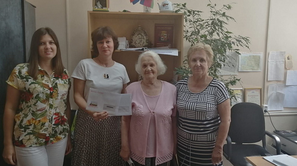 В Прикубанском округе с 90-летием поздравили ветерана войны Тамару Бандурину