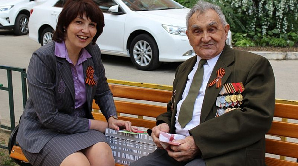 Руководство администрации Центрального округа чествует фронтовиков на дому