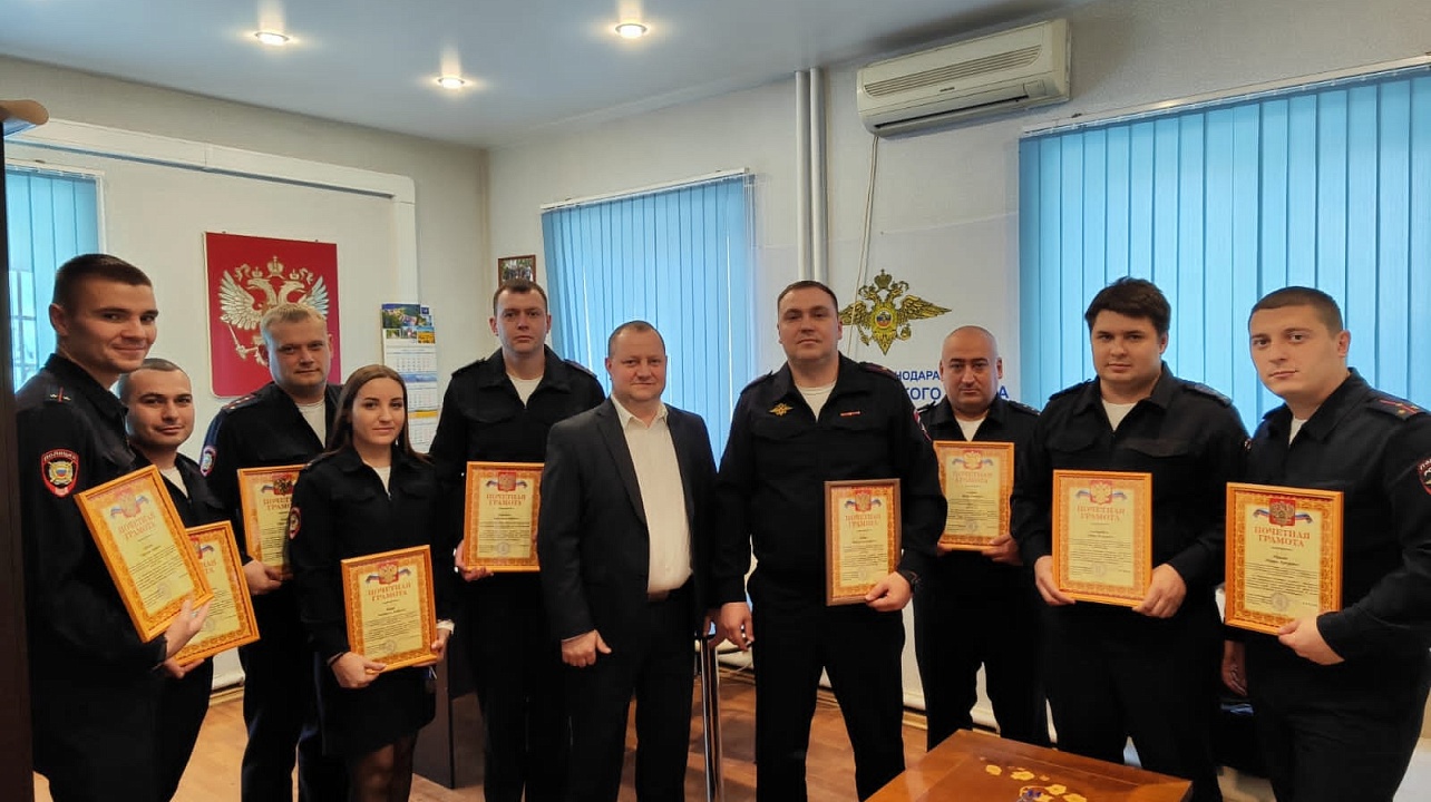 В Прикубанском округе наградили участковых полиции, несущих службу в поселке Берёзовом