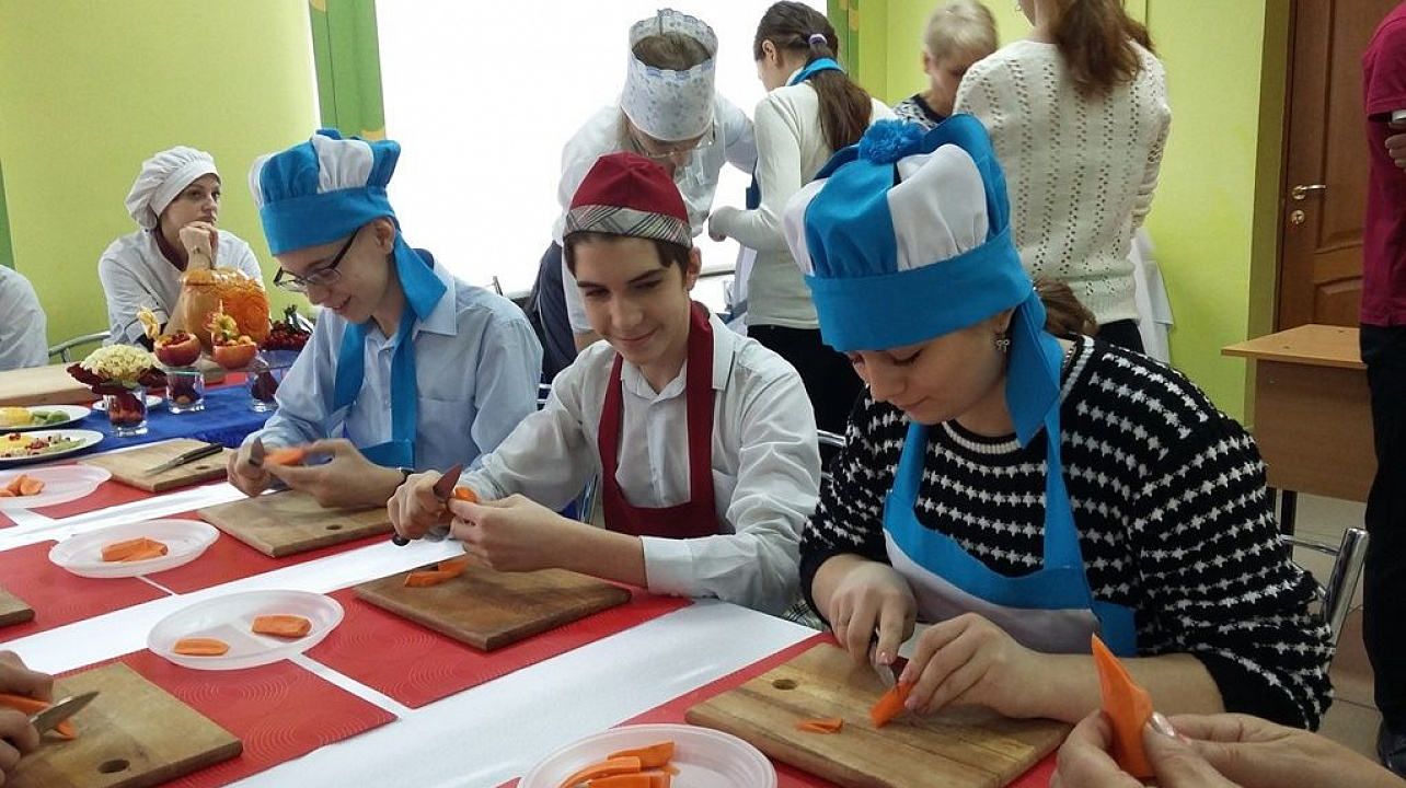 Школьники Западного округа посетили торгово-экономический колледж