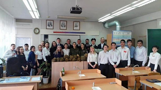 Казаки подарили школьникам защитное снаряжение