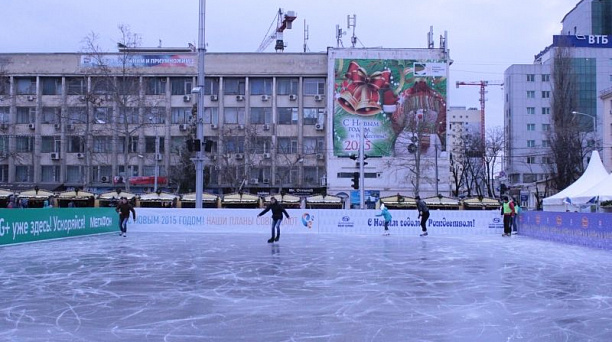 В Краснодаре продлена работа катка на Театральной площади
