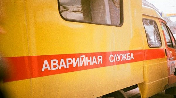 Авария на теплотрассе в центре города оперативно устраняется