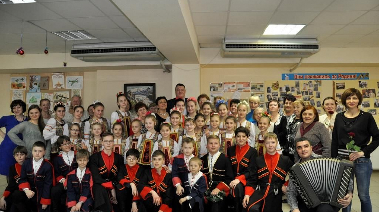 Депутат городской Думы Дмитрий Оберемченко поздравил жительниц Фестивального микрорайона с Международным женским днем