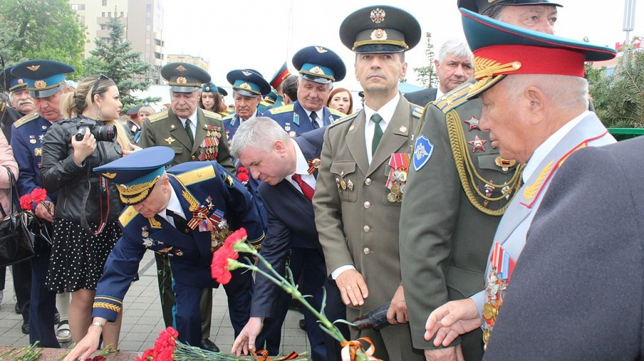 На площади Памяти Героев прошла торжественная церемония в честь Дня Победы