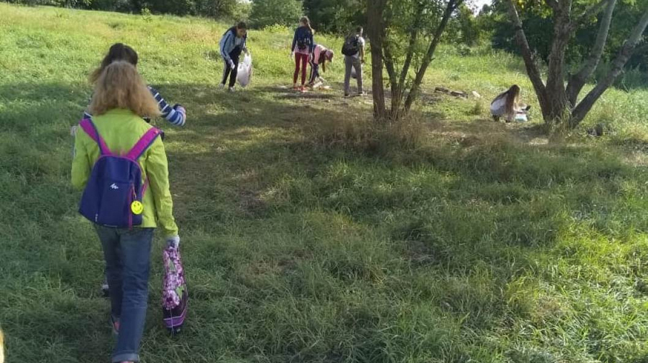 Учащиеся школы № 101 вышли на субботник