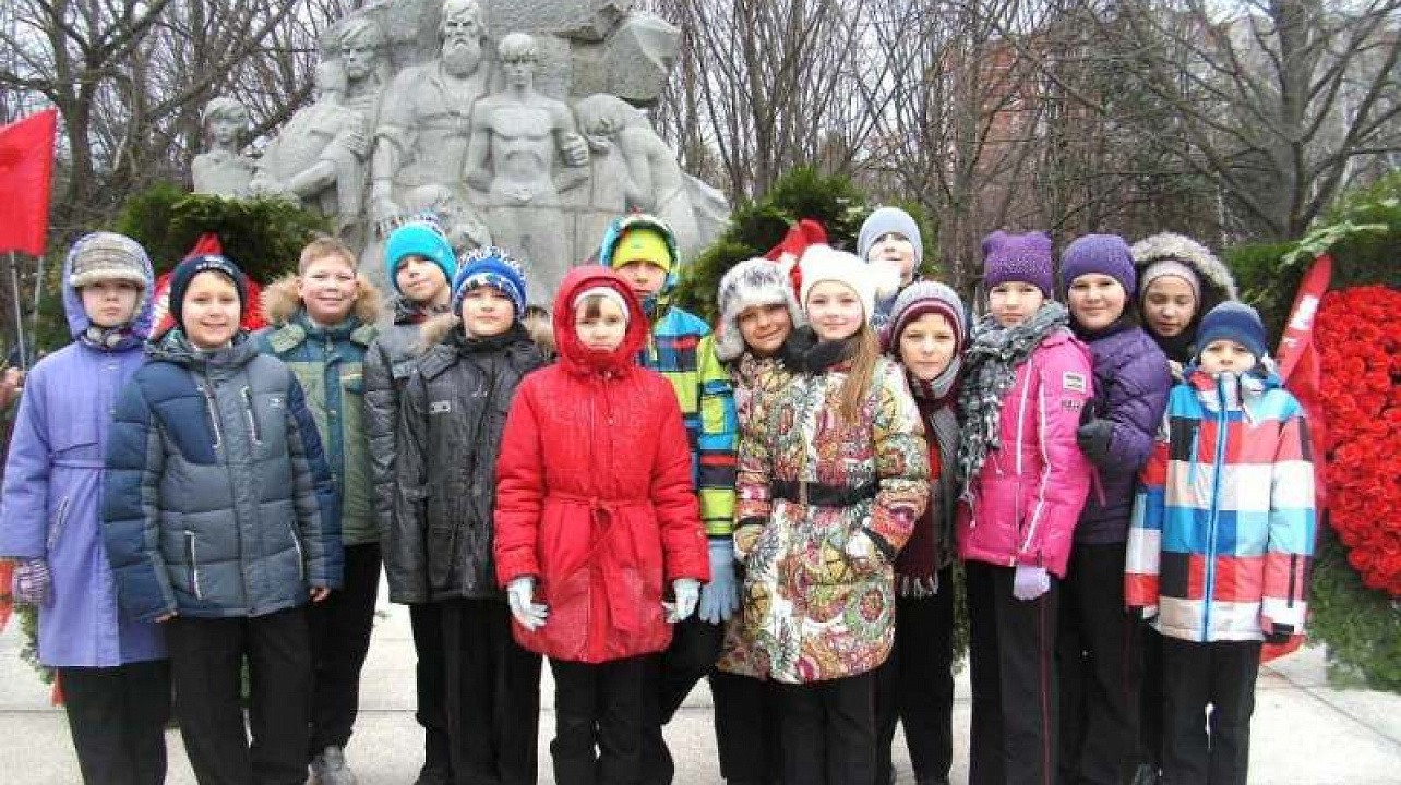 Учащиеся гимназии возложили  цветы к памятнику жертвам гитлеровской оккупации