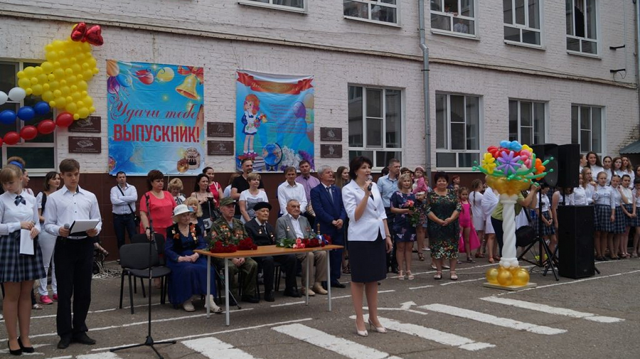 Во всех школах Центрального округа позвенели последние звонки