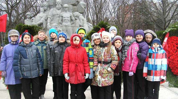 Учащиеся гимназии возложили цветы к памятнику жертвам гитлеровской оккупации