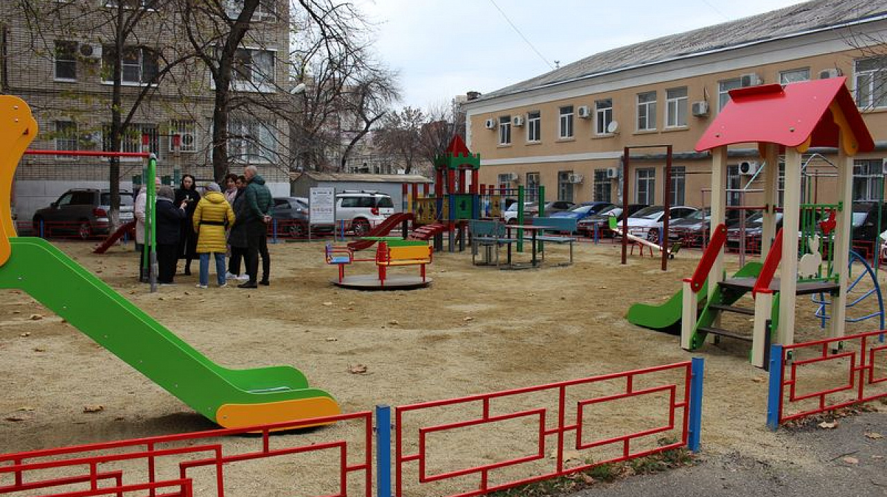 Глава администрации Центрального округа Елена Малова провела рабочую встречу на строящейся спортивной площадке