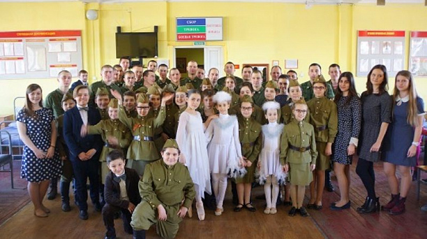 Учащиеся гимназии № 36 подарили военнослужащим праздничный концерт