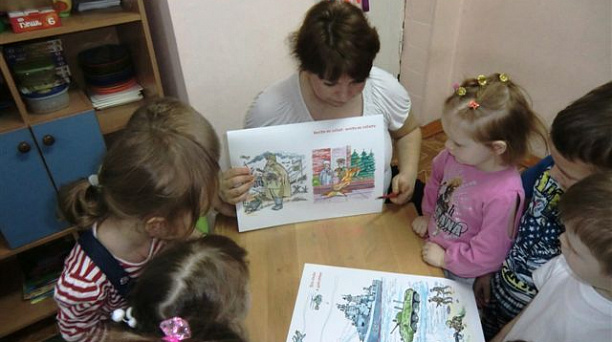 В детском саду №23 продолжается цикл тематических бесед в рамках месячника военно-патриотической работы