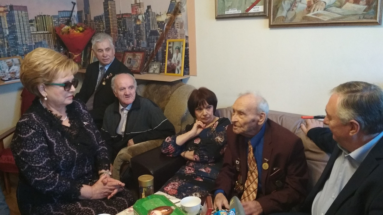 Председатель Городской Думы Краснодара и глава администрации Карасунского округа поздравили ветерана Николая Литвина с 76-й годовщиной освобождения Краснодара