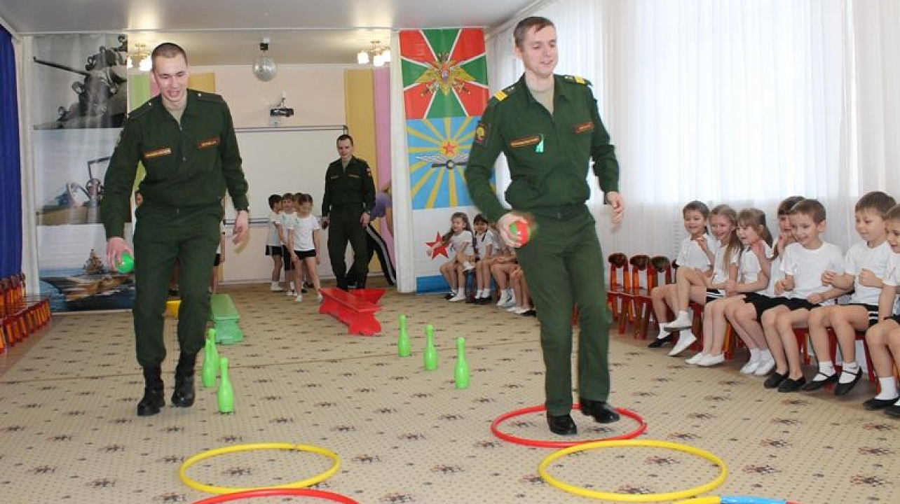 В детском саду № 72 курсанты военного училища провели Урок патриотизма