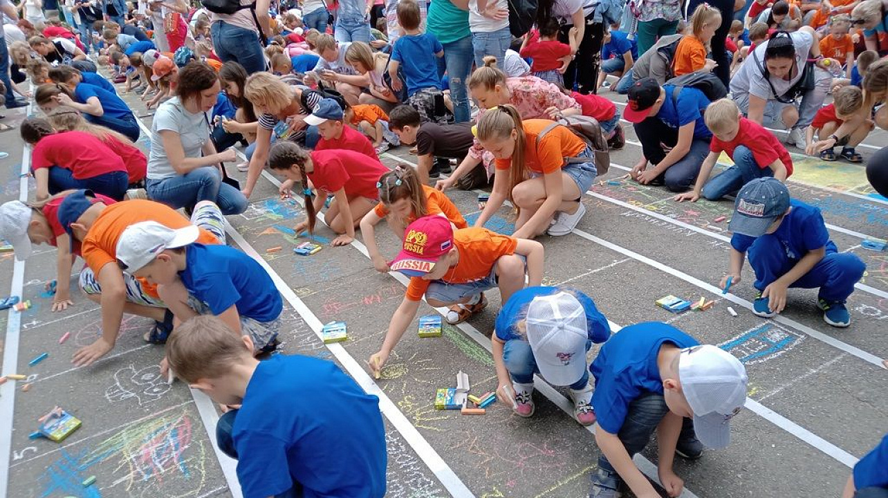 В Парке 30-летия Победы прошёл конкурс рисунков на асфальте «Профсоюз — это круто!»