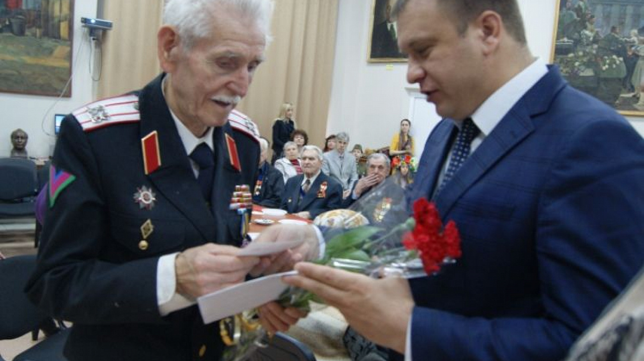 Глава Западного округа  Дмитрий Логвиненко вручил медали ветеранам
