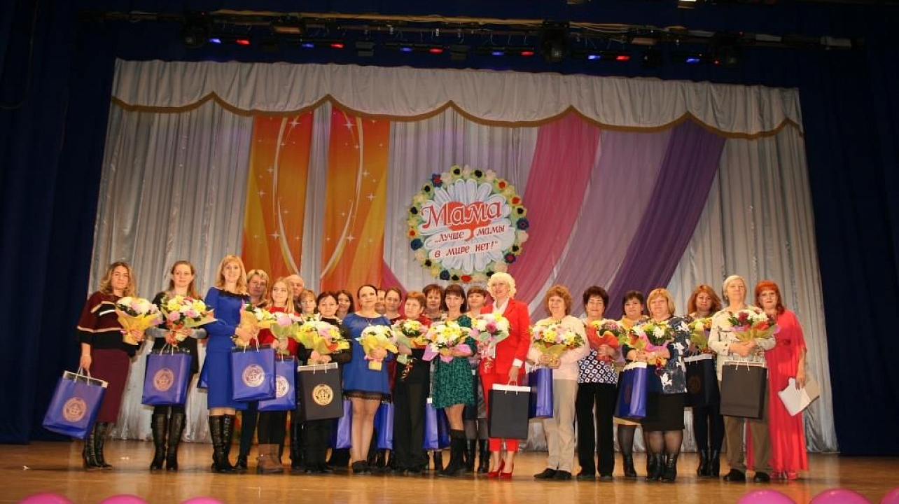 Творческие коллективы Прикубанского округа дали большой концерт в честь Дня матери