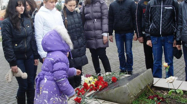 Учащиеся школы №93 провели акцию «Цветы у обелиска»