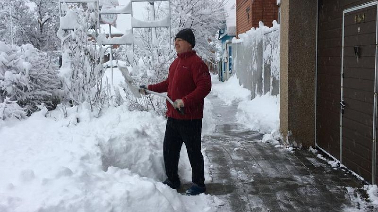 Улицы и дворы Центрального округа очищают от снега и наледи