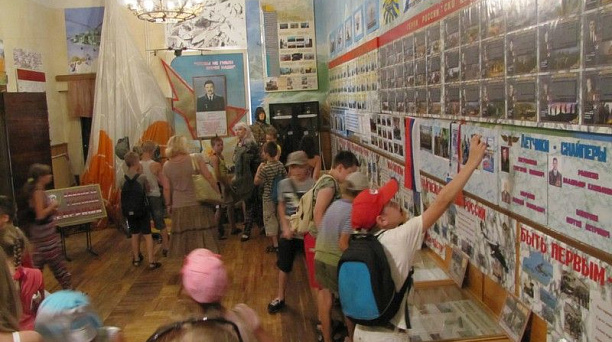 Дети из лагеря дневного пребывания школы № 2 посетили музей войсковой части