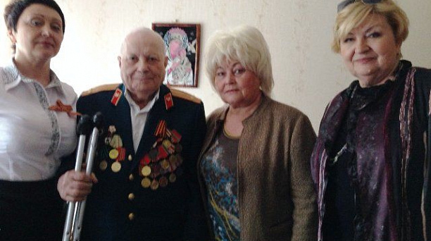 Жителя Фестивального микрорайона поздравил с Днем Победы депутат ЗСК
