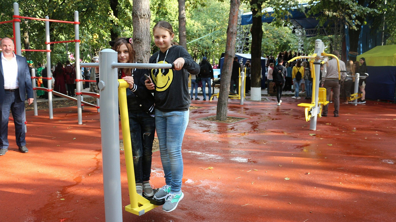 В день города глава Прикубанского округа Александр Журавлев наградил жителей округа за достижения и посетил выставку национальных культур