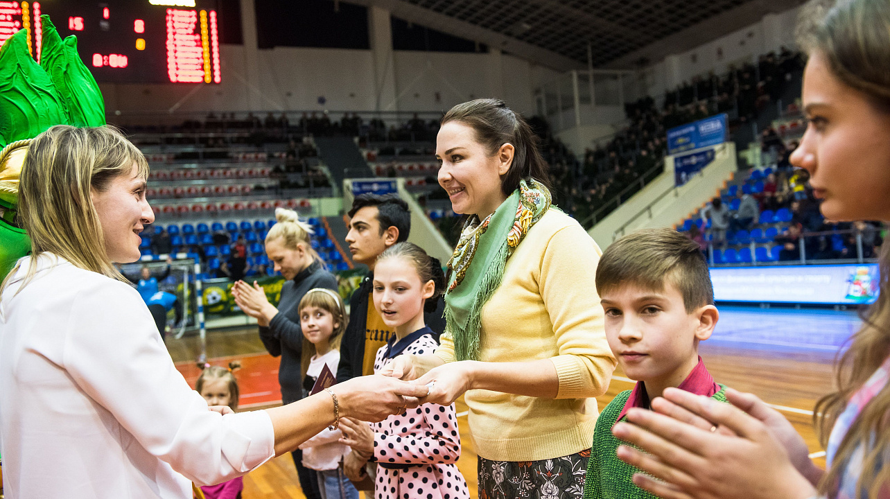 Знаки ГТО из рук известных спортсменов