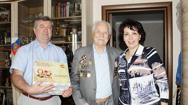 Руководство администрации Центрального округа чествует фронтовиков на дому