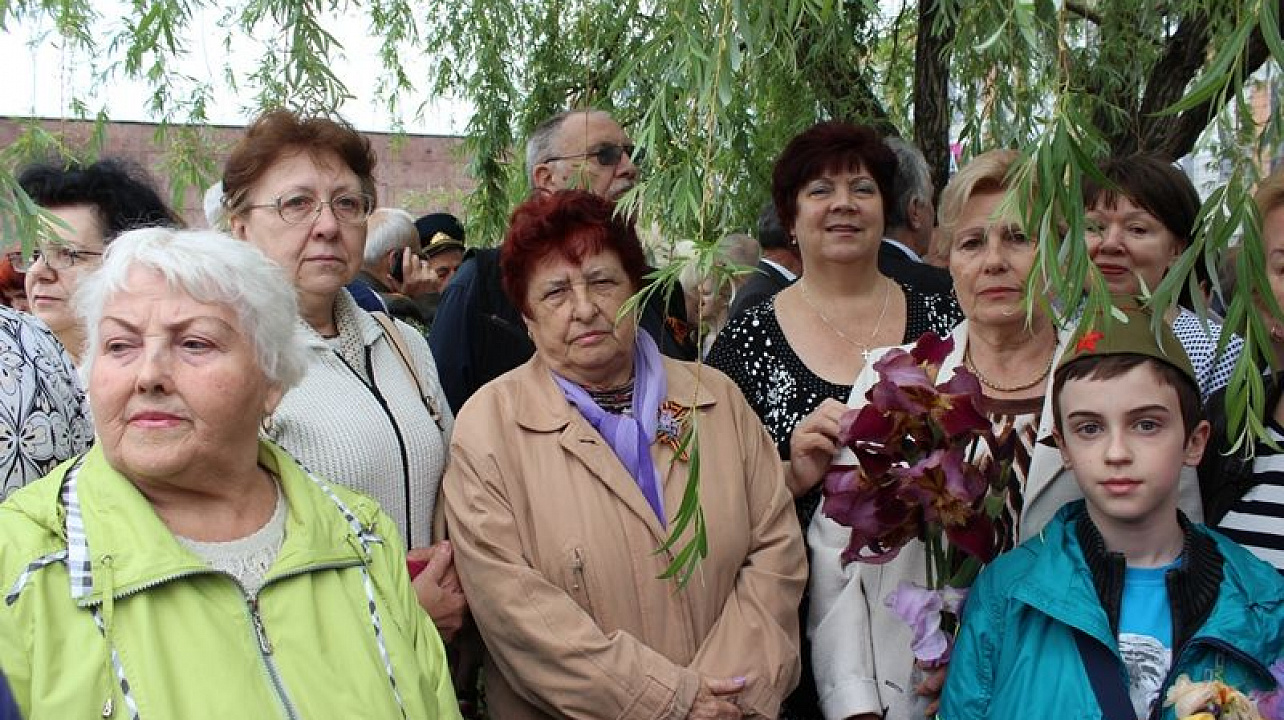 Жители Центрального округа приняли участие в церемонии возложения венков и цветов к Вечному огню