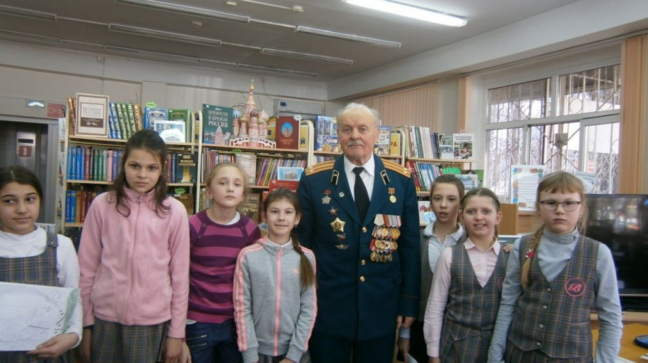 Урок мужества провели в библиотеке Западного округа