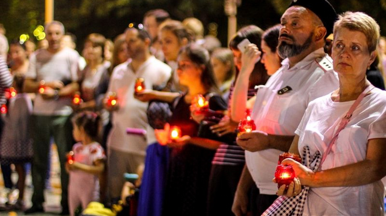 В Краснодаре сотни горожан приняли участие в гражданской акции «Свеча памяти»