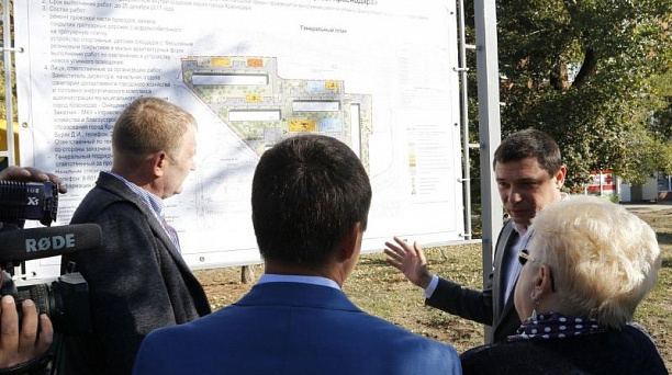 Евгений Первышов проинспектировал ход благоустройства придомовых территорий по ул. им. Тургенева в Краснодаре