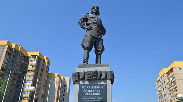 Евгений Первышов: Памятник Александру Покрышкину останется в микрорайоне им. Жукова