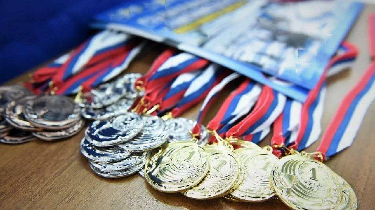 В школе № 61 хутора Ленина прошли соревнования по гиревому спорту