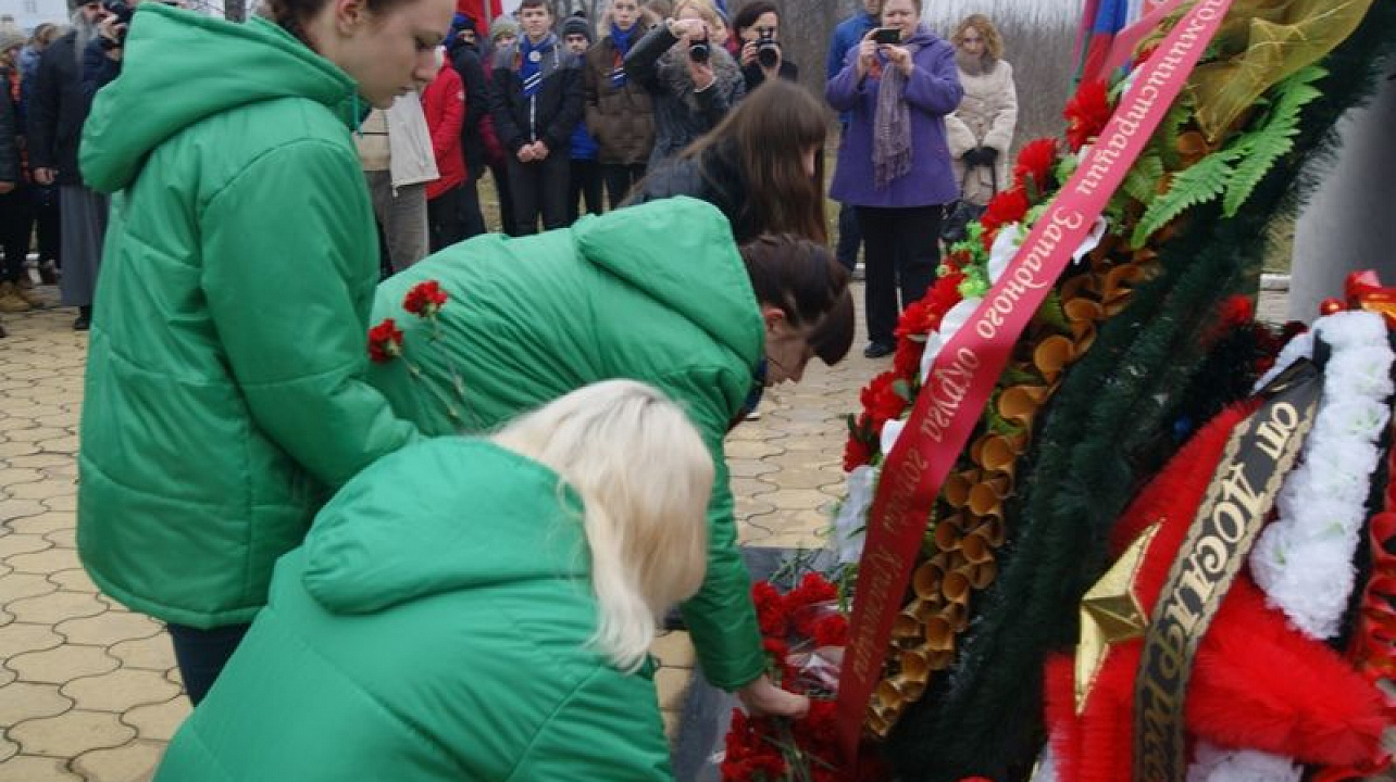Делегация Западного округа приняла участие в митинге у мемориала Братьям Игнатовым