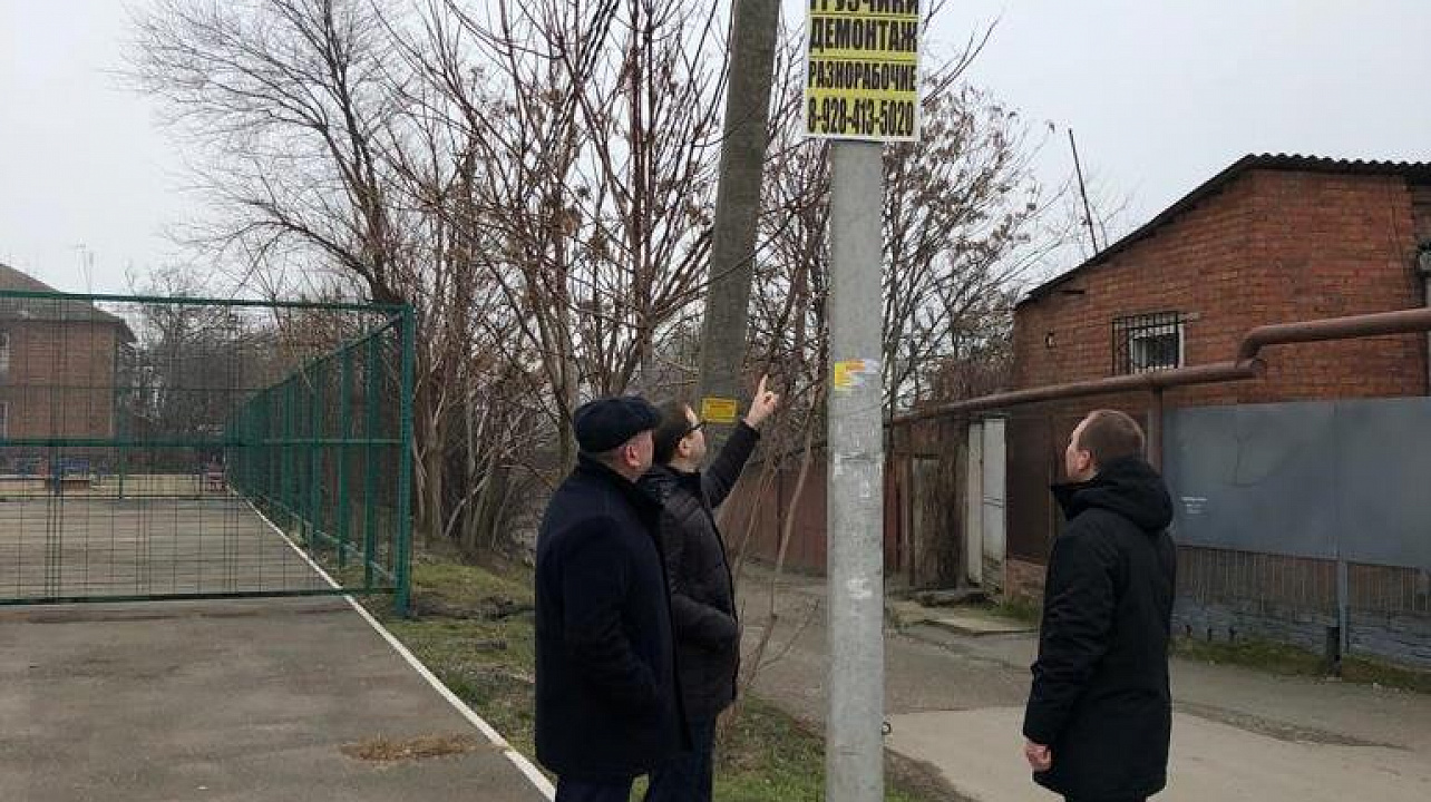 Заместитель главы Западного округа Петр Лысенко потребовал активизировать борьбу с несанкционированной рекламой