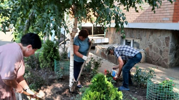 Субботники по месту жительства проходят во дворах Центрального округа