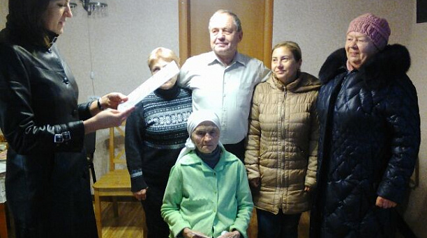 Актив общественности ТЦ № 20 поздравил с юбилеем жительницу Октябрьского