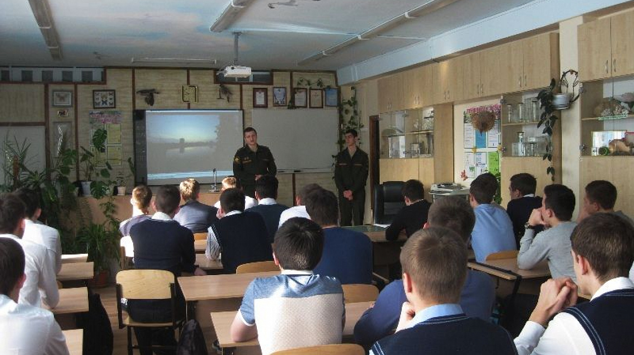 В гости к ребятам из гимназии № 87 Западного округа пришли представили Краснодарского высшего военного училища им. С. М. Штеменко