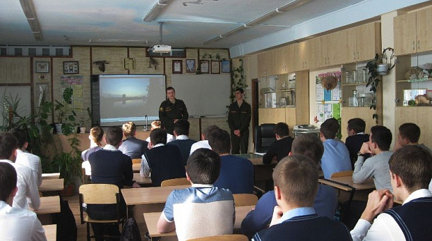 В гости к ребятам из гимназии № 87 Западного округа пришли представили Краснодарского высшего военного училища им. С. М. Штеменко
